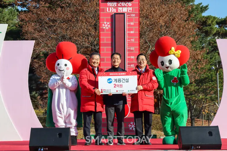 이승찬 회장이 희망 2026 나눔캠페인에 성금 2억원을 기탁했다. (왼쪽부터) 유재욱 대전 사회복지공동모금회장, 이승찬 계룡건설 회장, 이장우 대전광역시장 (사진제공=계룡건설)
