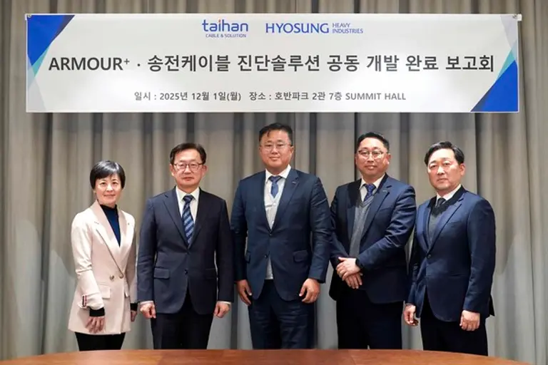 효성중공업과 대한전선이 통합 전력 솔루션 개발 보고회를 가지고 기념사진을 촬영했다. (왼쪽부터) 효성중공업 유인정 상무, 권기영 전무, 대한전선 임익순 상무, 홍동석 상무, 강지원 고문 (사진제공=효성중공업)