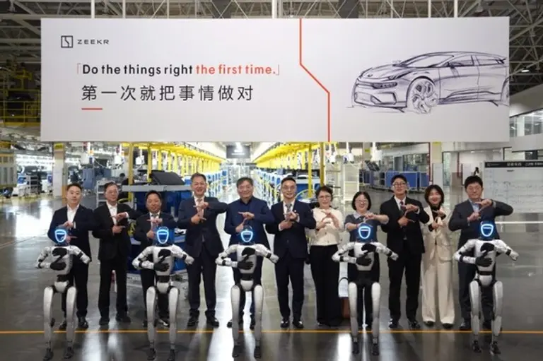 지커(Zeekr)의 국내 차량 판매 및 서비스를 담당할 딜러 파트너사 관계자들이 지커 인텔리전트 팩토리를 방문한 모습. 지커 코리아 제