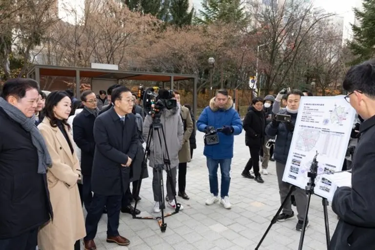 김윤덕 국토교통부 장관이 평촌신도시 선도지구 정비사업 현장을 찾아 사업현황을 점검했다. (사진출처=국토교통부)