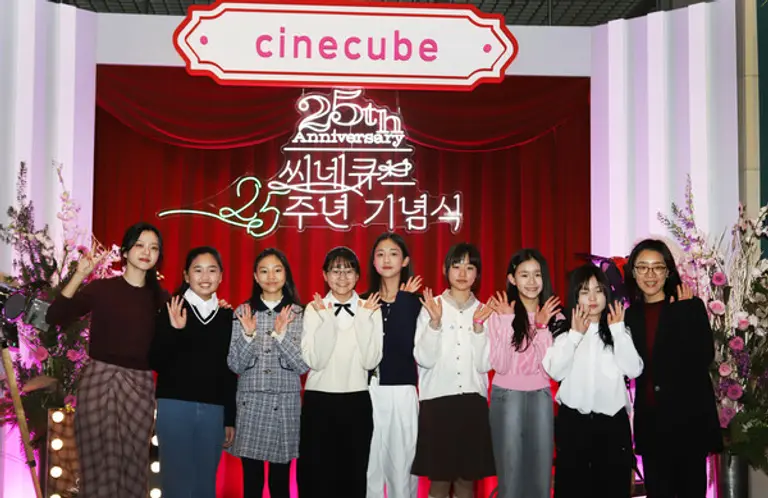  씨네큐브 25주년 기몀식에서 극장의시간들 출연한 배우 고아성(왼쪽 끝)·윤가은 감독(오른쪽)과 출연 배우들이 기념사진을 촬영을 하고 있다. (사진제공=씨네큐브)