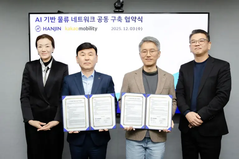 왼쪽부터 (주)한진 조현민 사장, 노삼석 대표이사 사장, 카카오모빌리티 류긍선 대표이사, 안규진 부사장. (제공 카카오모빌리티)