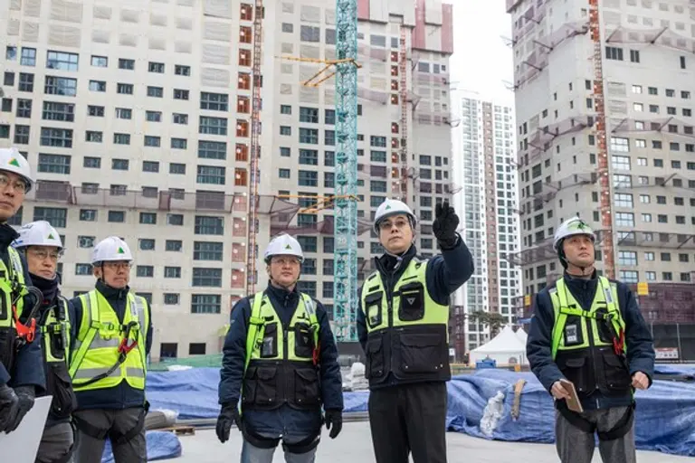 현대건설 이한우 대표이사(오른쪽 2번째)가 힐스테이트 더웨이브시티에서 ‘동절기 대비 건설현장 안전점검 릴레이 캠페인’을 진행하며 현장 직원들과 함께 안전시설과 작업환경을 점검하고 있다. (사진제공=현대건설)