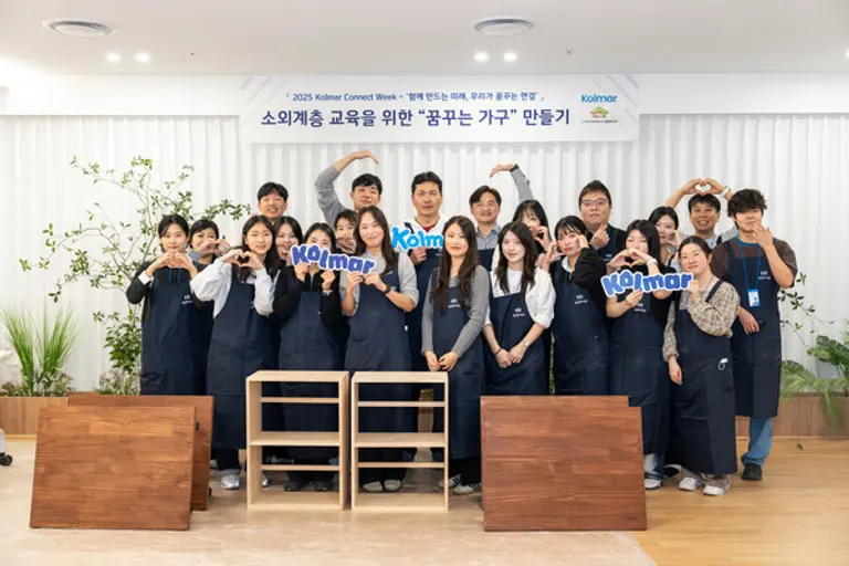 윤상현 콜마그룹 부회장(가운데)과 임직원들이 ‘2025 콜마 커넥트 위크’ 행사에서 ‘꿈꾸는 가구 만들기’ 프로그램에 참여했다. (제공 콜마그룹)