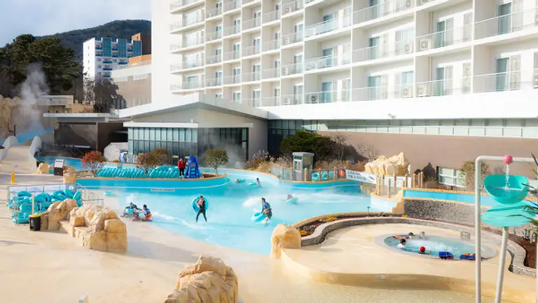 스플라스 리솜 고객들이 스플라스 스파&워터파크 야외 유수풀 스트림리버존에서 물놀이를 하며 즐거운 시간을 보내고 있다. (사진=호반호텔앤리조트)