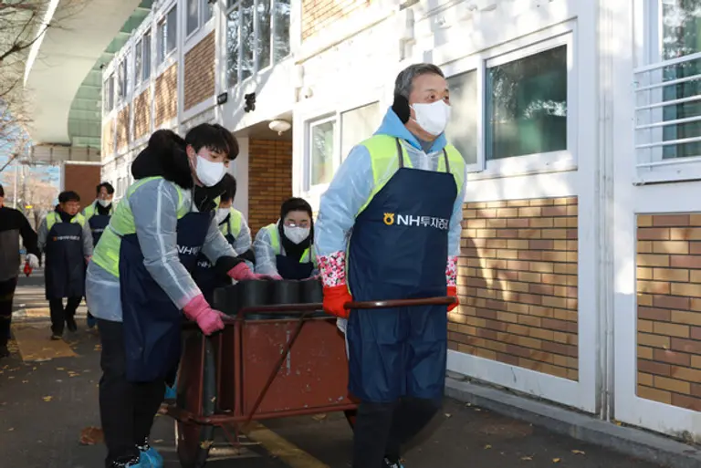 NH투자증권이 영등포 쪽방촌에서 연탄 2,000장을 전달하는 나눔 행사를 실시했다고 4일 밝혔다. 윤병운 대표이사와 임직원들이 3일 영등포 쪽방촌에 연탄을 전달하고 있다. 