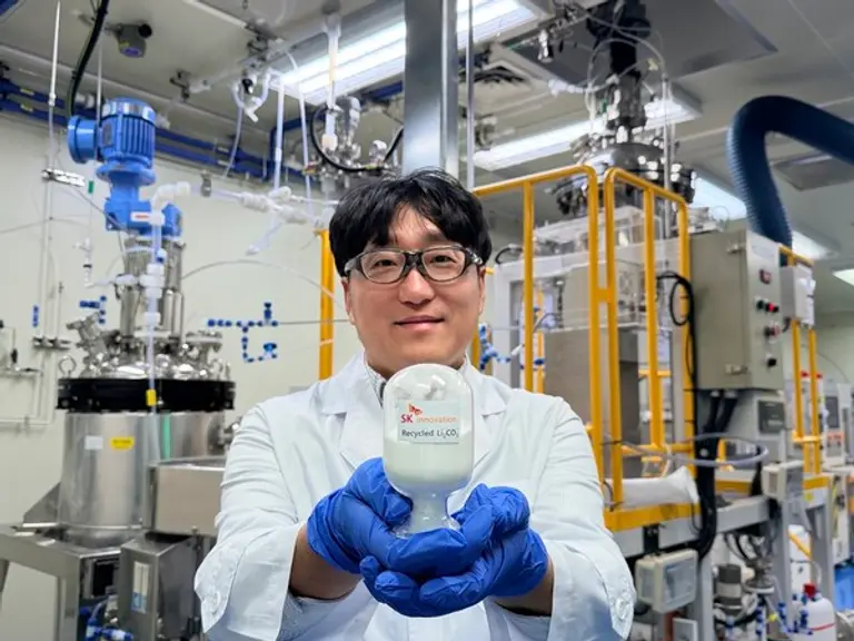 SK이노베이션 환경과학기술원 연구원이 리튬인산철(LFP) 배터리 재활용 기술을 통해 회수한 탄산리튬(Li₂CO₃)을 소개하고 있다. SK이노베니션 제공.