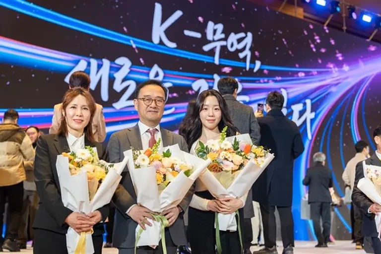 이미인 박정완 대표(가운데)와 임직원 2명(좌•우) 제62회 무역의 날 수상 이미지 / 사진 제공: ㈜이미인