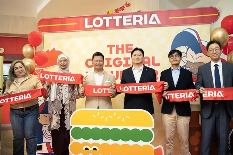 지난 5일(현지시각) 말레이시아 더 커브몰 내 롯데리아 1호점 오픈식에 롯데GRS 이원택 대표이사(오른쪽 세번쨰) 및 세라이 그룹 공동 창립자 나집 하미드 회장(오른쪽 네번째) 등 참석해 오픈 커팅식을 진행하고 있는 모습. (사진=롯데GRS)