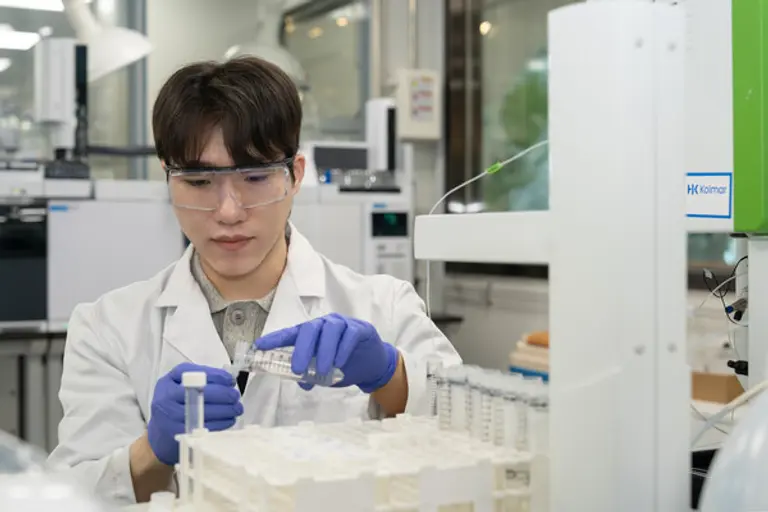 한국콜마 연구원이 제형 분석 장비를 사용하고 있다. (제공 한국콜마)