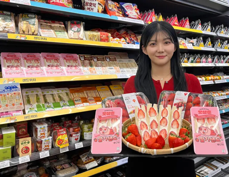 GS25에서 모델이 맛삼춘 딸기샌드위치와 생딸기를 들고 포즈를 취하고 있다. (사진=GS리테일)