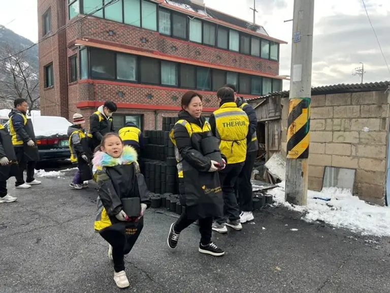 한신孝봉사단 임직원과 가족들이 서울 상계동에서 겨울철 에너지 취약계층을 돕기 위한 연탄나눔 봉사활동을 진행하고 있다. (사진제공=한신공영)