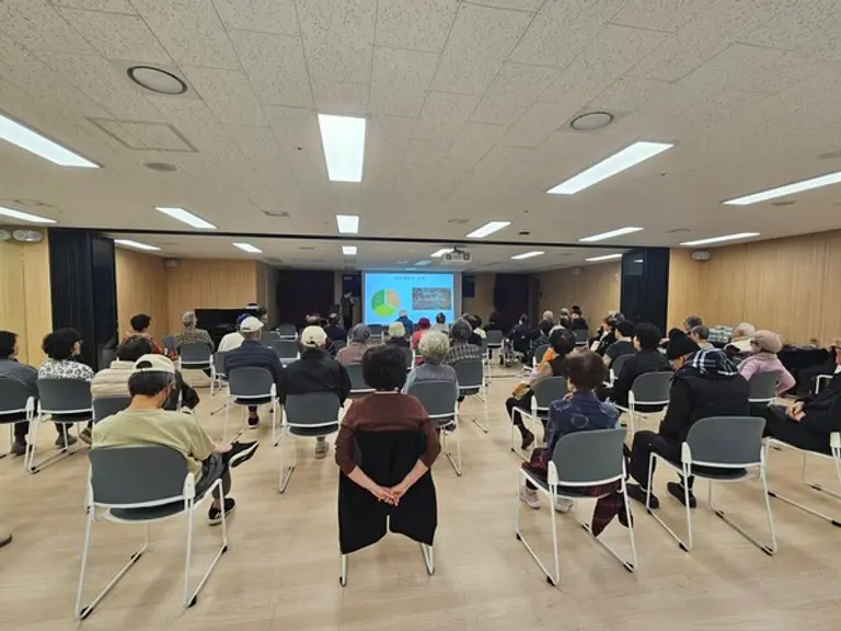 매일헬스뉴트리션이 KB골든라이프케어 평창 카운티에서 어르신들을 대상으로 ‘단백질 루틴 캠페인’강연을 진행했다. (사진=매일헬스뉴트리션)