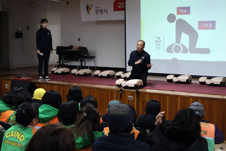  희망브리지가 광명시 자율방재단 75명을 대상으로 재해구호 전문인력 양성교육을 진행하고 있다. (사진제공=희망브리지)