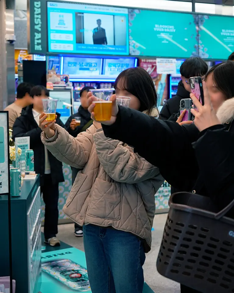 GS25의 데이지에일 팝업스토어에 방문한 고객들이 시음 행사를 즐기고 있다. (사진=GS리테일)