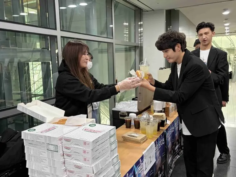 지난 8일 서울시 어린이병원에서 주최하는 기적의 오디션 ‘쇼케이스’에 참가하는 발달장애인과 가족들에게 엔제리너스, 크리스피크림 도넛의 간식을 전달하고 있다. (사진=롯데GRS)