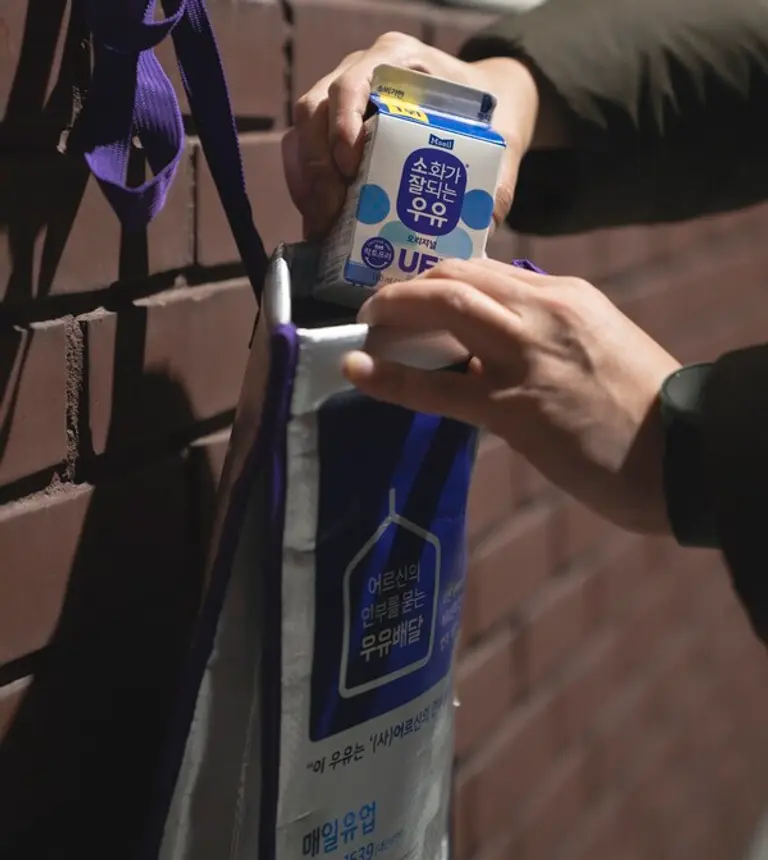 ‘(사)어르신의 안부를 묻는 우유배달’은 독거노인 건강과 고독사 예방을 위해 매일 우유배달로 안부를 확인한다. (사진=매일유업)