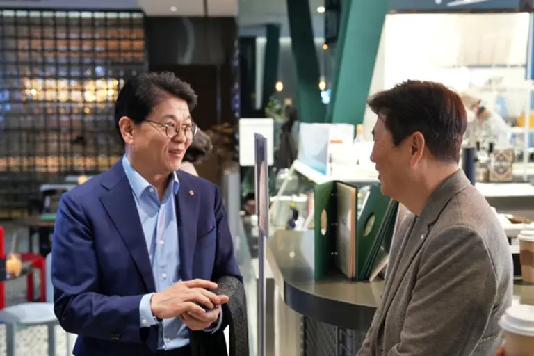 차우철(왼쪽) 롯데마트·슈퍼 대표이사가 이달 9일 서울 롯데마트 제타플렉스 잠실점 내 보틀벙커 비스트로에서 열린 ‘2026 롯데마트&롯데슈퍼 파트너스 데이’에서 관계자와 대화하고 있다. (사진=롯데마트)