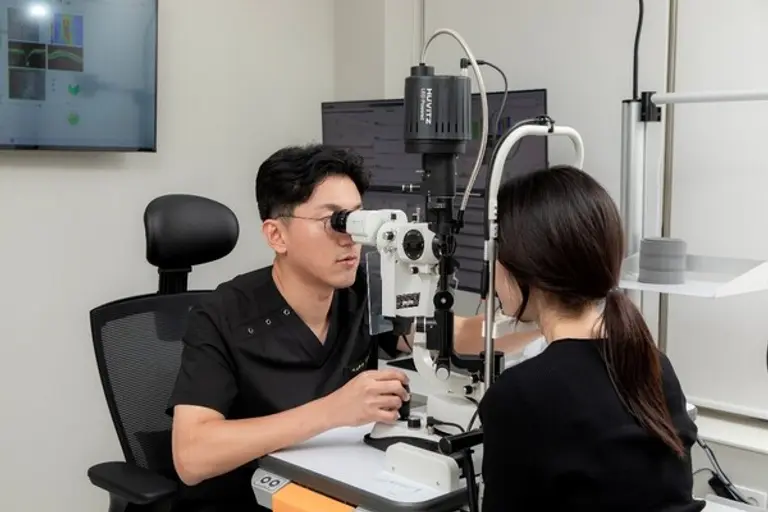 진료 중인 이영복 대표원장 [사진 제공 = 서울라온안과]