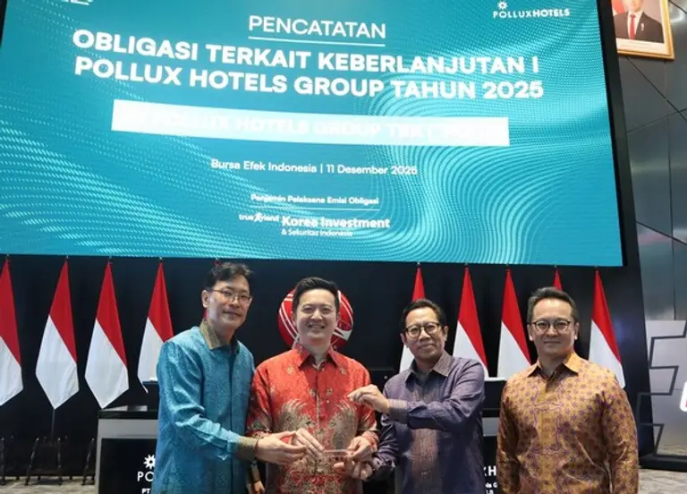 11일 인도네시아 증권거래소에서 (좌측부터)남경훈 한국투자증권 인도네시아 법인장, 니코 푸르노모 포(Noco Purnomo Po) 폴룩스 프로퍼르티 인도네시아 설립자, 아이 그데 뇨만 예트나(I Gede Nyoman Yetna) 인도네시아 증권거래소 상장 담당 이사, 윌리엄 포(William Po) 폴룩스 프로퍼르티 인도네시아 설립자가 기념촬영하고 있다.