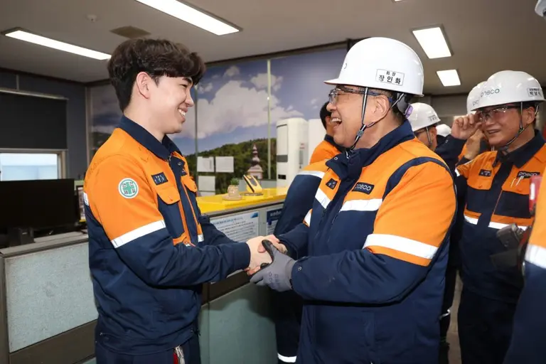 장인화 포스코그룹 회장(앞줄 오른쪽)이 2일 새해 첫 행보이자 현장경영의 일환으로 포항제철소를 찾아 임직원을 격려하는 모습. 포스코 제공