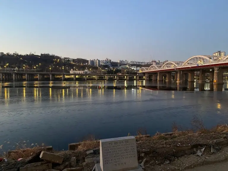 At around 8 AM on the 3rd, a 100m stretch upstream between the second and fourth piers of the Han River Bridge connecting Dongjak-gu and Yongsan-gu in Seoul was covered in ice. Provided by the Korea Meteorological Administration