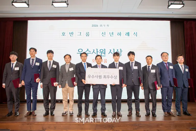 김선규 호반그룹 회장(가운데)이 5일 열린 신년하례식에서 지난해 뛰어난 성과를 거둔 임직원들에게 우수사원상을 수여하고 기념촬영을 하고 있다. (사진제공=호반그룹)