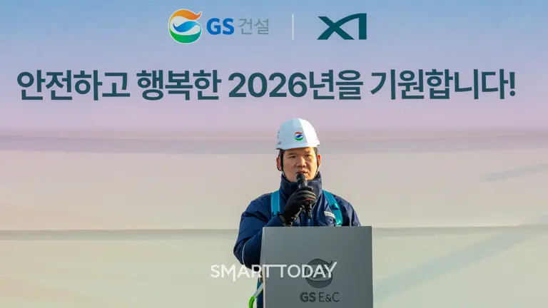 허윤홍 GS건설 대표이사가 부산신항 인프라 건설현장에서 진행된 시무식 행사에서 신년사를 발표하고 있다. (사진제공=GS건설)