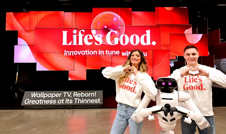 LG전자가 미국 라스베이거스에서 6일(현지시간) 개막하는 CES 2026 전시관 입구에 초슬림·초밀착 무선 월페이퍼 TV ‘LG 올레드 에보 AI W6’ 38대를 천장에 매달아 공중에 떠 있는 듯 연출한 초대형 오브제 모습. 이 오브제 앞에서 홈 로봇 