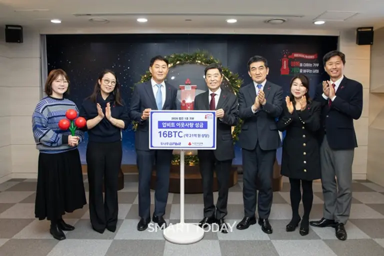 (왼쪽부터) 황선명 두나무 ESG임팩트팀 차장, 이수민 ESG임팩트팀 실장, 오경석 두나무 대표이사, 김병준 사랑의열매 회장, 황인식 사무총장, 김경희 사회공헌본부장, 이성도 모금사업본부장이 성금 전달 기념사진을 촬영하고 있다. (사진=사랑의열매)