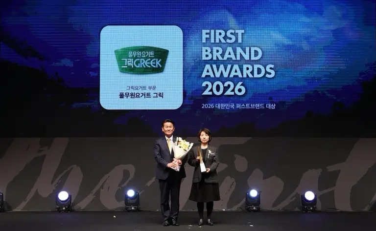 풀무원다논 홍영선 대표(오른쪽)가 ‘2026 대한민국 퍼스트브랜드 대상’ 시상식에서 7년 연속 발효유 부문 1위에 선정된 ‘풀무원다논 액티비아’로 대상을 수여 받았다. (사진=풀무원다논)