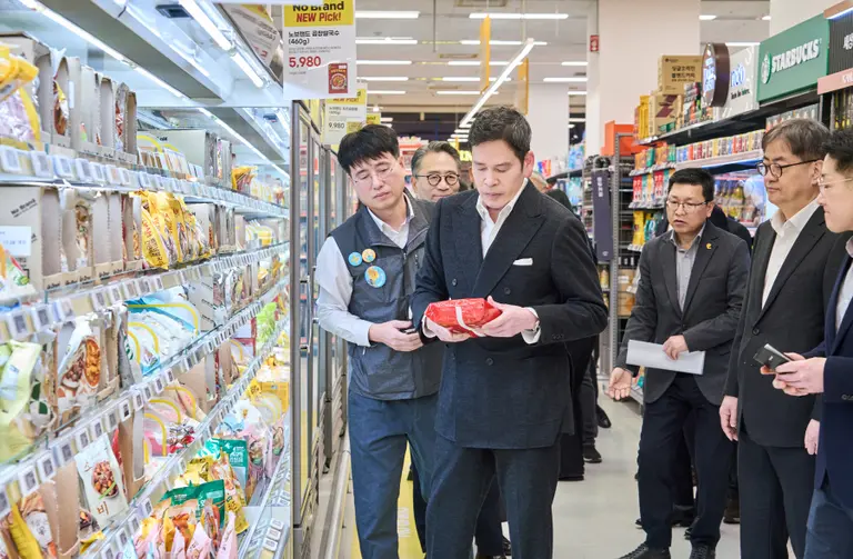 정용진 신세계그룹 회장이 6일 스타필드마켓 죽전점을 찾아 상품을 살펴보며 새해 첫 현장경영을 하는 모습. 신세계그룹 제공