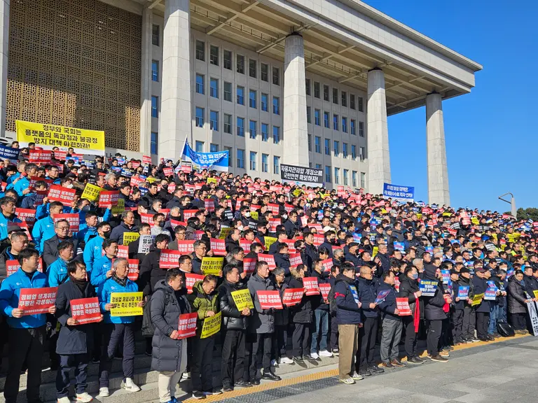7일 오후 서울 여의도 국회에서 열린 ‘쿠팡의 멈추지 않는 갑질, 벼랑 끝 자영업의 절규- 자영업 말살하는 쿠팡 규탄’ 집회에서 참가자들이 구호를 외치고 있다. (사진=황태규 기자)