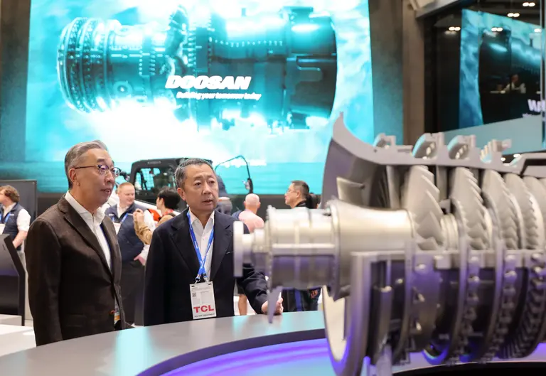 박정원 두산그룹 회장(오른쪽)과 박지원 부회장이 7일(현지시간) 미국 라스베이거스에서 열리고 있는 CES 2026 현장에서 두산 부스에 전시된 가스터빈 모형을 살펴보고 있다. 두산 제공