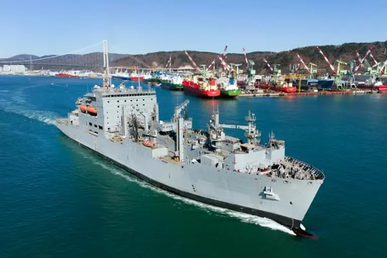 HD현대중공업에서 정비를 마친 미국 해군 화물보급함