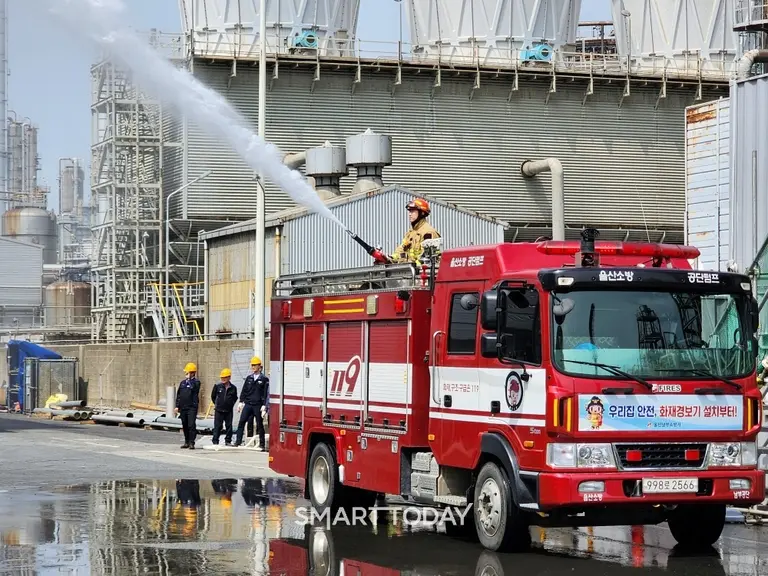 유니드 울산공장에서 ‘2025년 비상대비훈련’의 일환으로 위기 대응 능력을 시연하고 있는 모습. (사진제공=유니드)