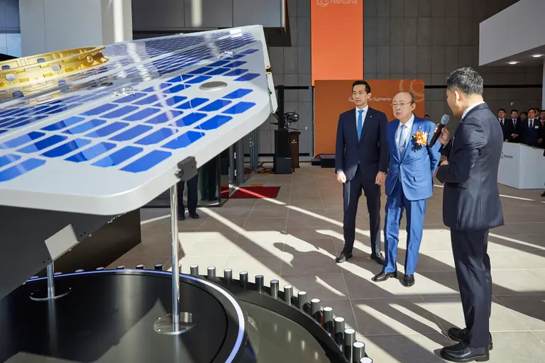 한화그룹 김승연 회장(가운데)과 김동관 부회장(왼쪽)이 8일 세계 최고 수준의 기술력을 갖춘 해상도 15cm급 합성개구레이다(SAR) 위성 실물 모형을 살펴보고 있다. 한화 제공