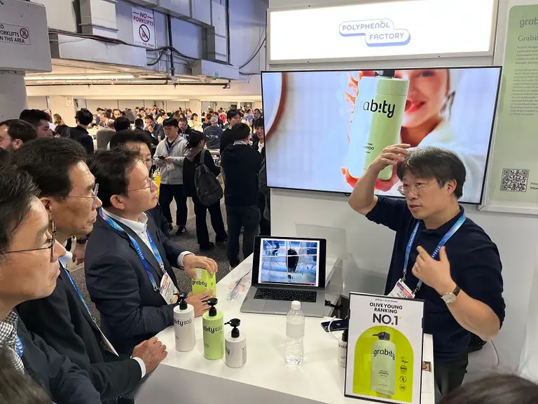 CES 부스에서 직접 관람객들에게 설명하고 있는 이해신 폴리페놀팩토리 대표이사 겸 카이스트 석좌교수