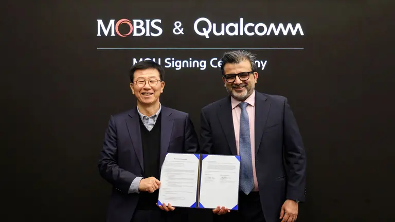 현대모비스 전장BU 퀄컴 오토모티브· 산업 및 임베디드· IoT· 로보틱스 담당 본부장 나쿨 두갈 총괄 부사장이 MOU를 맺고 기념 촬영하는 모습. 현대모비스 제공