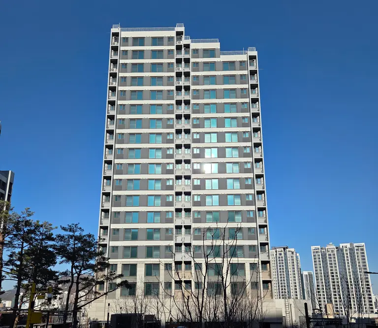 외관에 필름이 부착된 안양 냉천 행복주택. 출처=GH