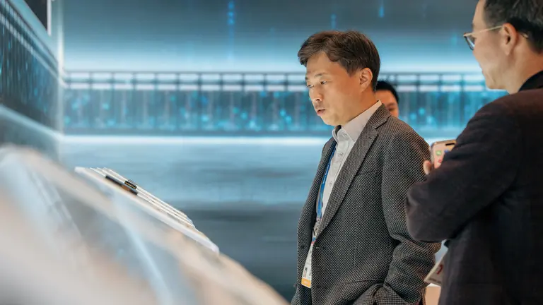 곽노정 SK하이닉스 대표이사 사장이 CES 2026 SK하이닉스 전시 부스를 둘러보고 있다. SK하이닉스 제공