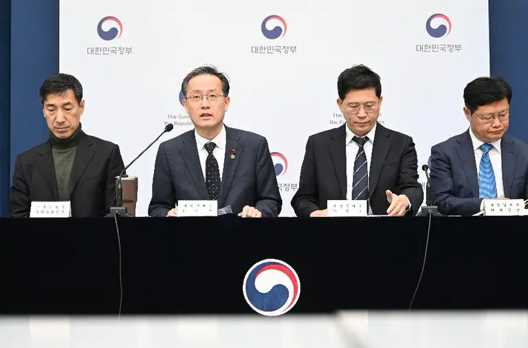 이형일 재정경제부 차관(왼쪽 두번째)이 지난 5일 정부세종청사에서 