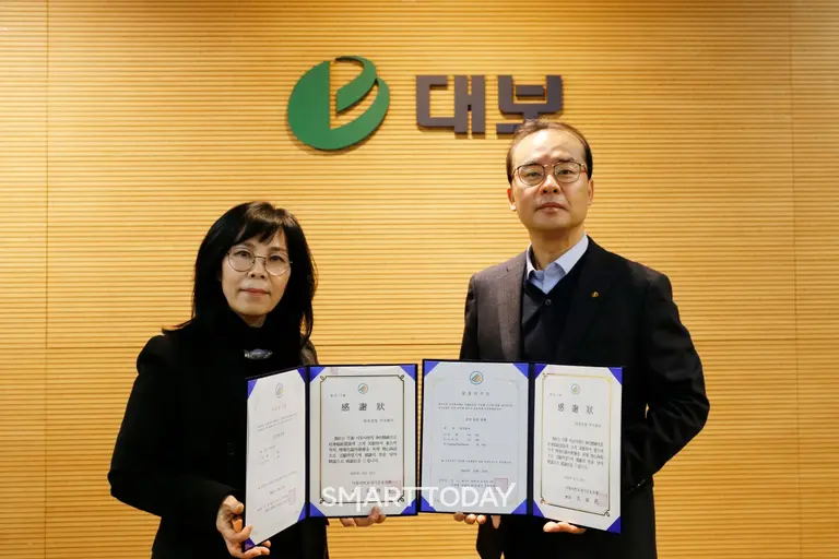 대보건설 인사총무팀 이윤석 상무(오른쪽)가 사랑의PC보내기운동본부 현남화 회장(왼쪽)으로부터 PC 기증에 대한 인증서를 받았다. (사진제공=대보건설)