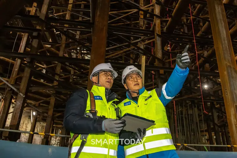 박상신 DL이앤씨 대표(오른쪽)가 지난 10일 영동대로 지하공간 복합개발 1공구 건설 현장에서 안전보건 관리 현황을 점검하고 있다. (사진제공=DL이앤씨)