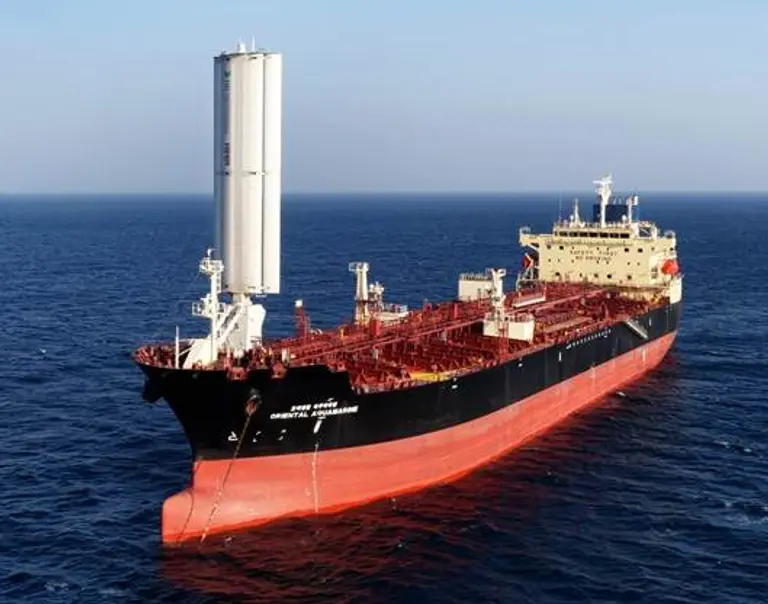  5만톤급 중형 유조선(MR탱커) ‘오리엔탈 아쿠아마린’호에 ‘윙세일’이 설치된 모습. HMM 제공