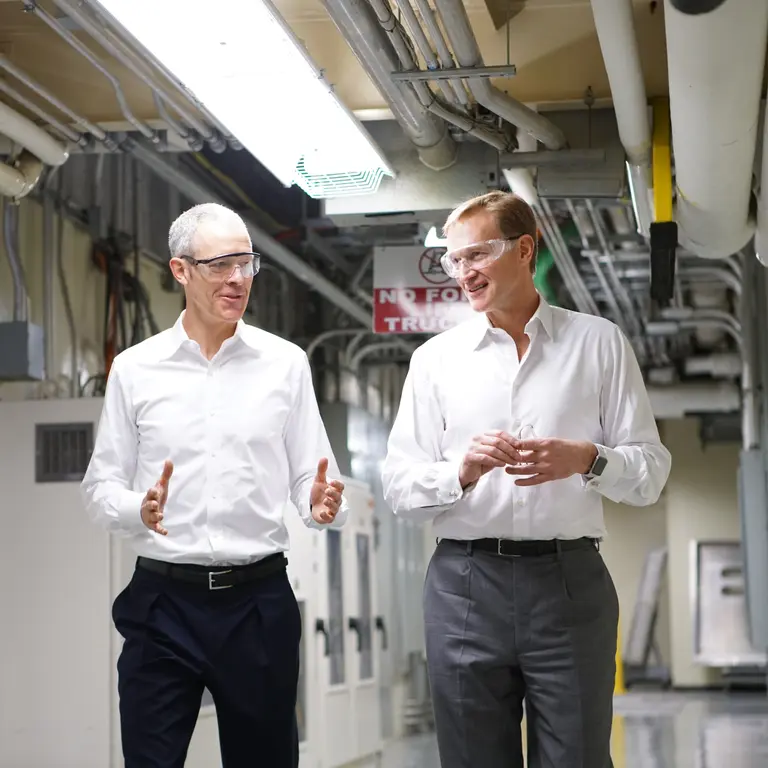 제프 윌리엄스 애플 COO(좌)와 웬델 윅스 코닝 CEO(우) 자료 = 코닝 공식 웹사이트