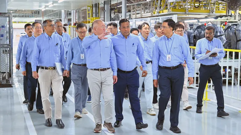 정의선 현대자동차그룹 회장(앞줄 왼쪽)이 12일(현지시간) 현대차 인도 첸나이공장을 찾아 임직원들과 생산 라인을 점검하고 있다. 현대자동차·기아 제공