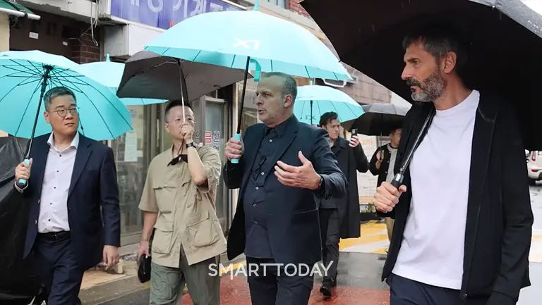 데이비드 치퍼필드 아키텍츠 소속 담당임원과 GS건설 관계자들이 성수1지구 현장을 둘러보고 있다. (사진제공=GS건설 제공) 