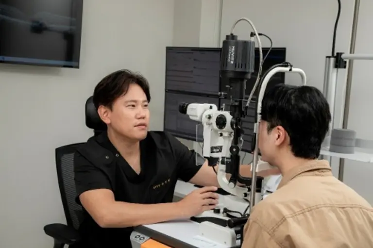  진료 중인 홍인환 대표원장(사진 제공: 서울라온안과)