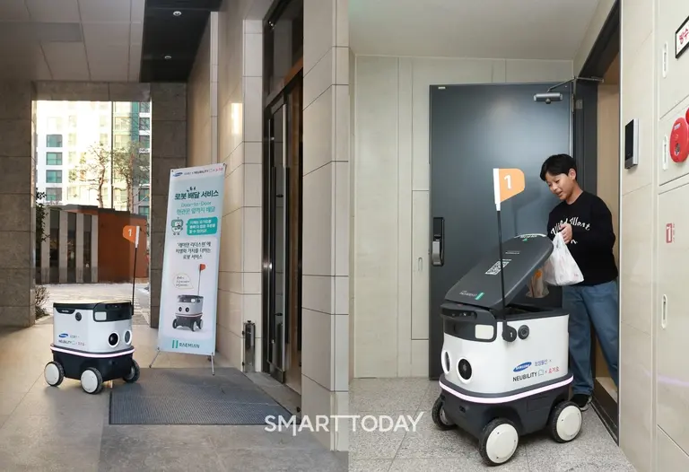 래미안 리더스원에서 스스로 공동현관을 출입하는 음식배달로봇 (사진제공=삼성물산)
